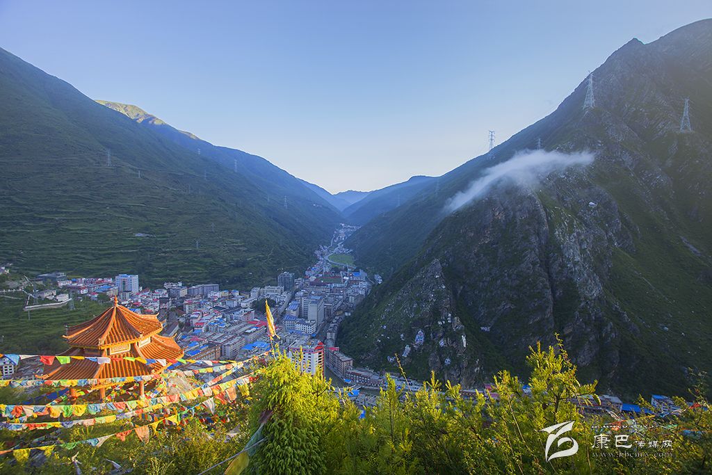 康定城周皆是景.