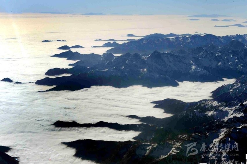 萬米高空記錄大美甘孜 壯麗山河宛若仙境