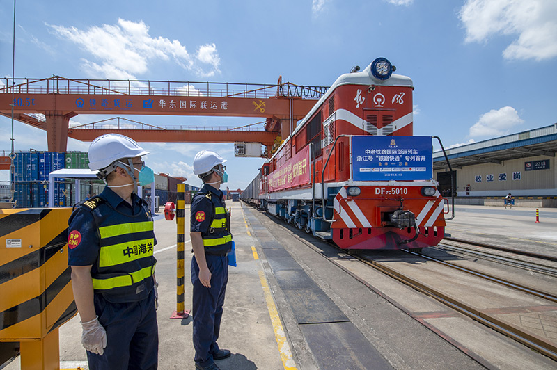 2022年6月29日，浙江金華，中老鐵路國(guó)際貨運(yùn)列車浙江號(hào)“鐵路快通”首趟專列經(jīng)海關(guān)監(jiān)管后，從浙江省鐵路金華南站鳴笛啟程，經(jīng)磨憨口岸駛向老撾萬(wàn)象。