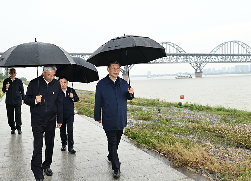 2023年10月10日，習(xí)近平總書(shū)記在江西長(zhǎng)江國(guó)家文化公園九江城區(qū)段冒雨考察。