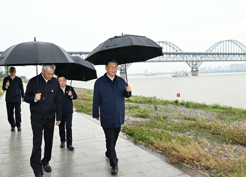 2023年10月10日，習(xí)近平在長江國家文化公園九江城區(qū)段考察時，冒雨沿江堤步行察看沿岸風(fēng)貌。