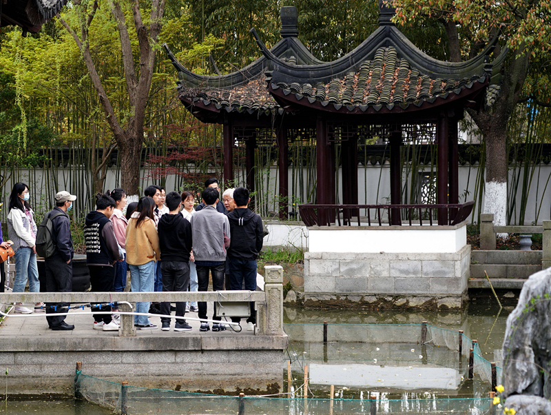 2021年3月30日，在上海交通大學(xué)南蘇園的“微型洱?！迸?，孔海南教授為學(xué)生們打造“沉浸式”思政課。