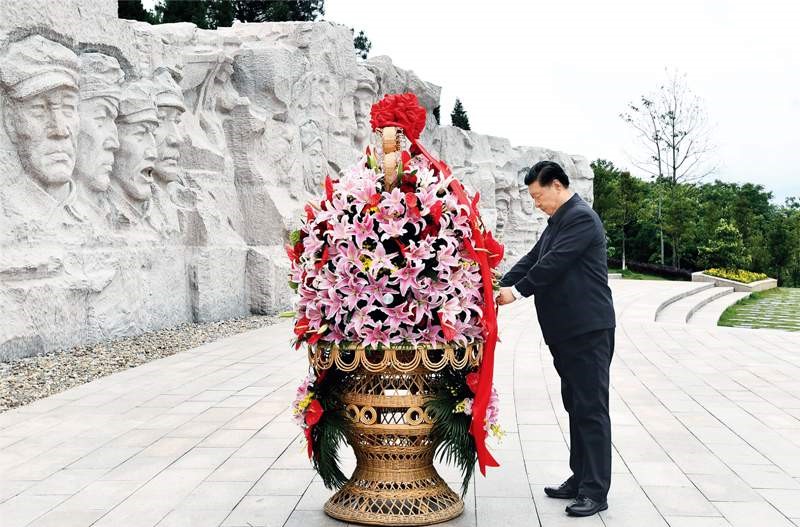 2021年4月25日至27日，中共中央總書記、國家主席、中央軍委主席習近平在廣西考察。這是25日上午，習近平在位于桂林市全州縣的紅軍長征湘江戰(zhàn)役紀念園，向湘江戰(zhàn)役紅軍烈士敬獻花籃。 新華社記者 謝環(huán)馳/攝