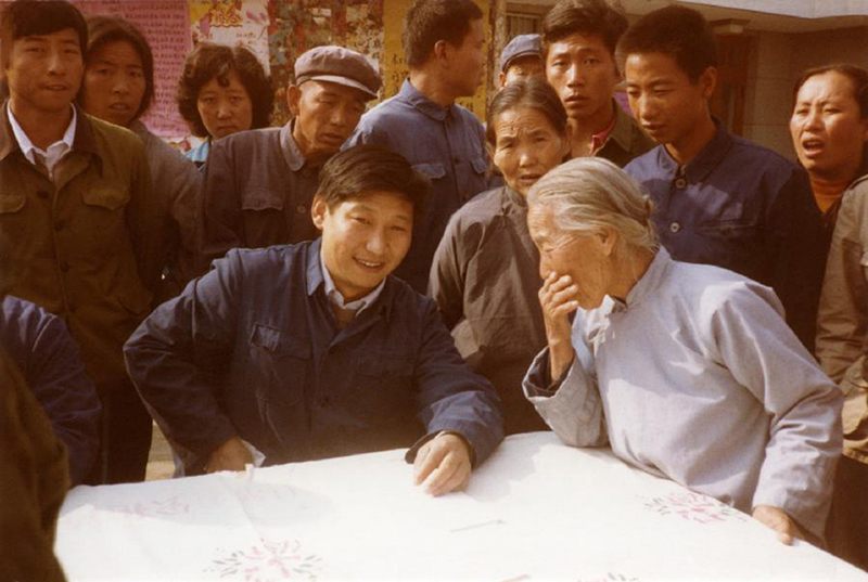 1983年，時任河北正定縣委書記的習(xí)近平（前排居中），臨時在大街上擺桌子聽取老百姓意見。